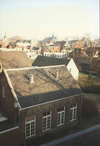 605971 Gezicht op enkele gebouwen en de tuin van het Duitse Huis (tevens voormalig Militair Hospitaal Dr. A. ...